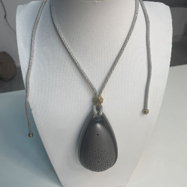 Lekki, noszony oczyszczacz powietrza z 3-5 letnią żywotnością, 21 godzinami pracy na baterii i wagą brutto 74g